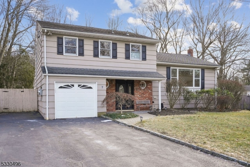 Property Photo:  7 Mansfield Ct  NJ 07039 