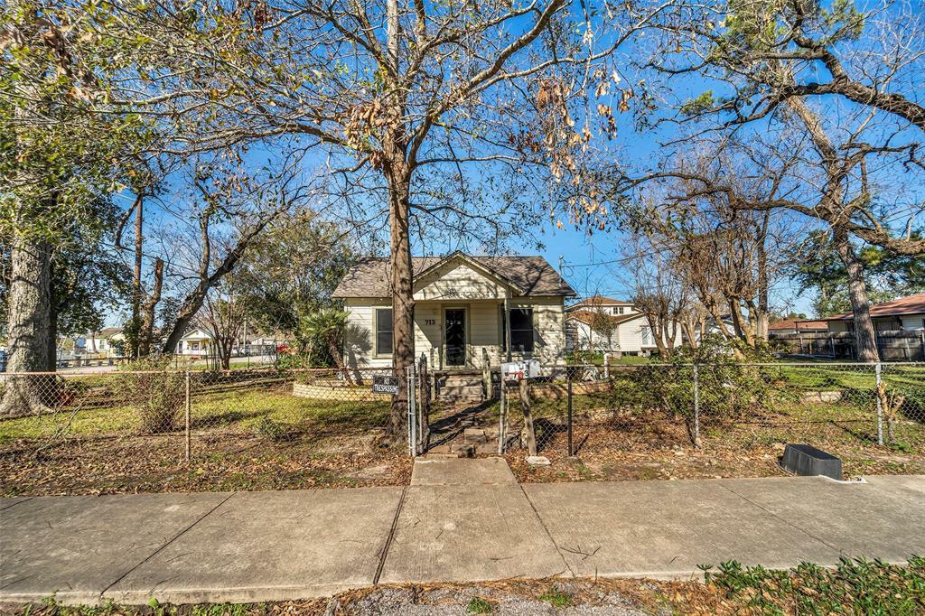 Property Photo:  713 Firnat Street  TX 77022 