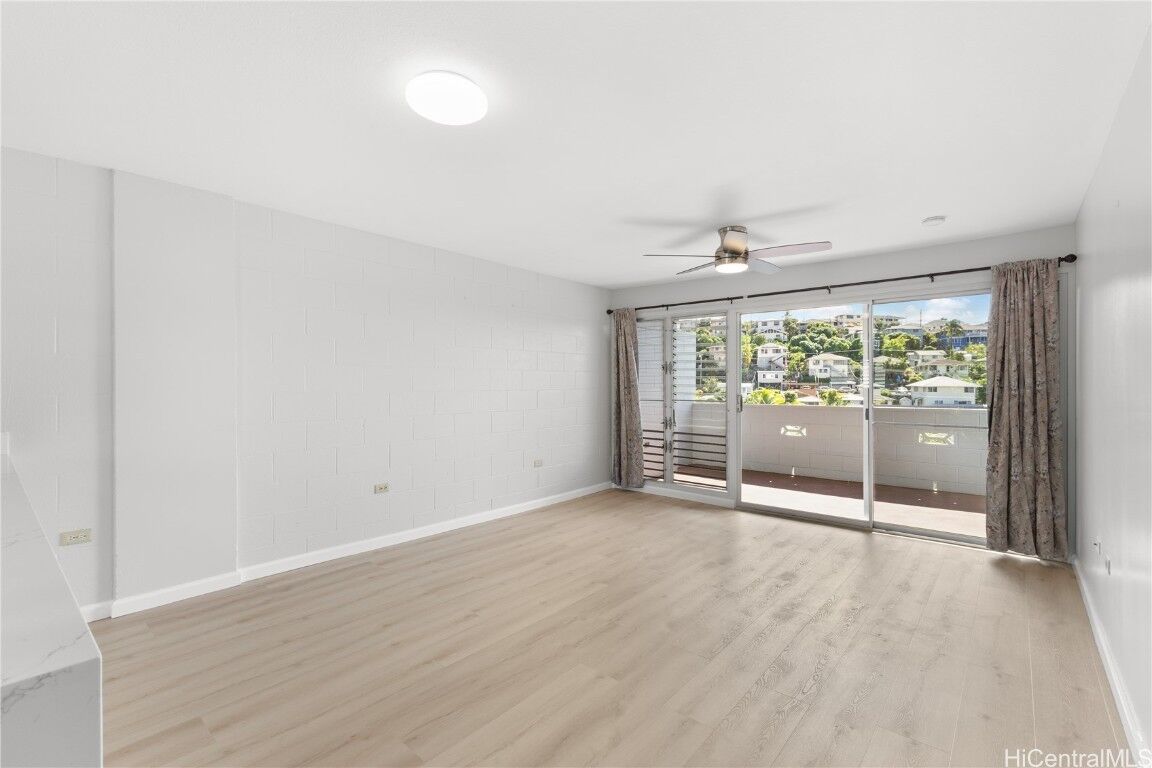 Property Photo:  2001 Aupuni Street 402  HI 96817 