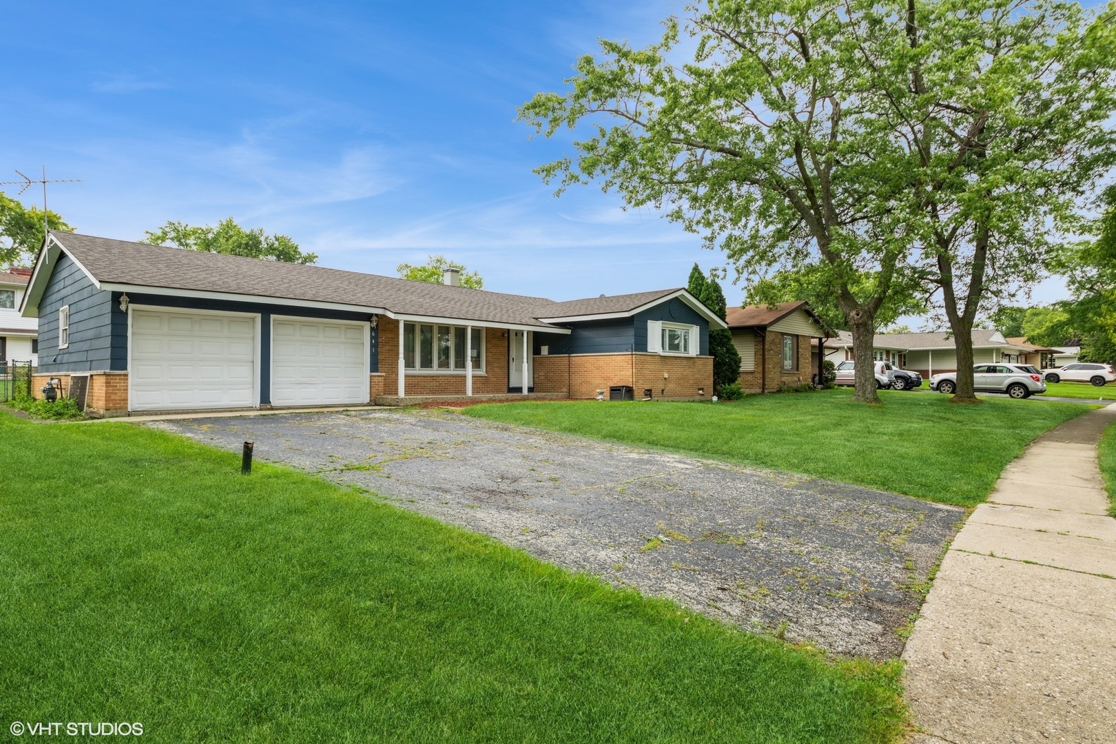 Property Photo:  641 Pinewood Drive  IL 60007 