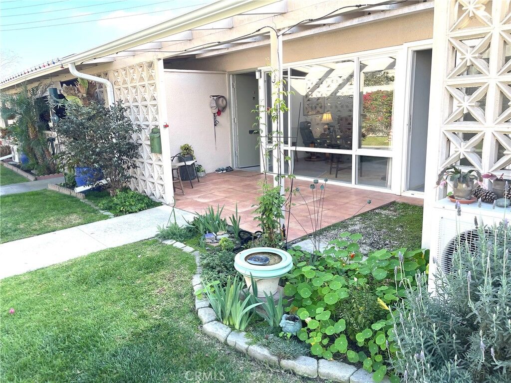 Property Photo:  1581 Northwood Road 11 274J  CA 90740 
