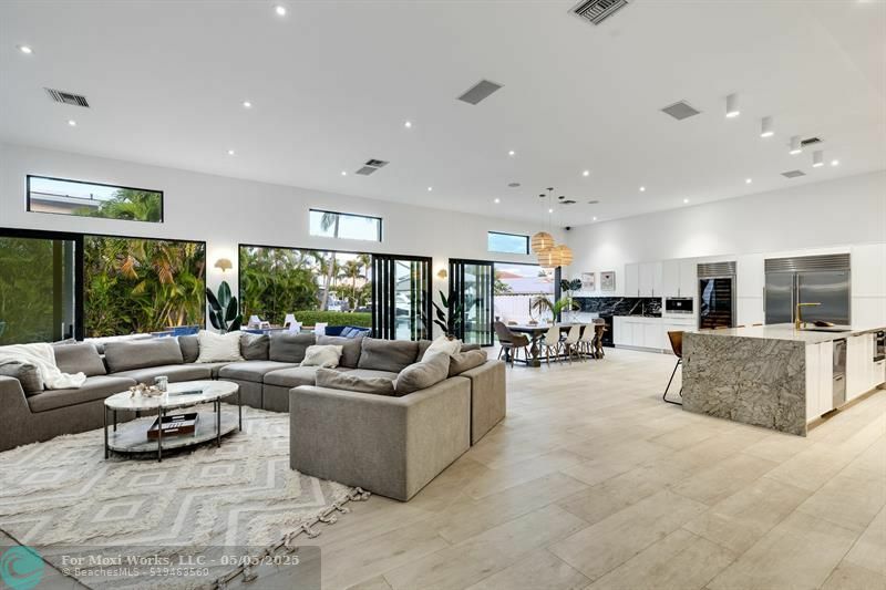 Property Photo: 2201 SE 8th St FL 33062