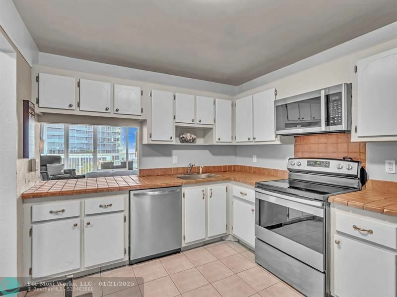 Property Photo:  2200 NE 33rd Ave 6E  FL 33305 