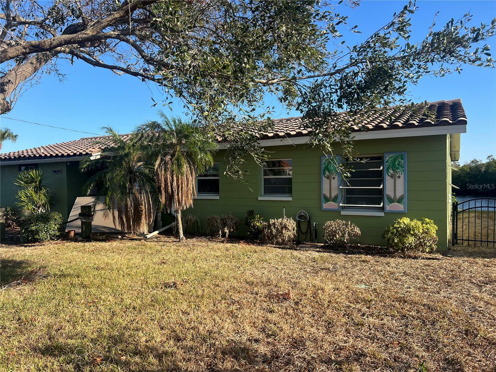 Property Photo:  9439 Sun Isle Drive NE  FL 33702 