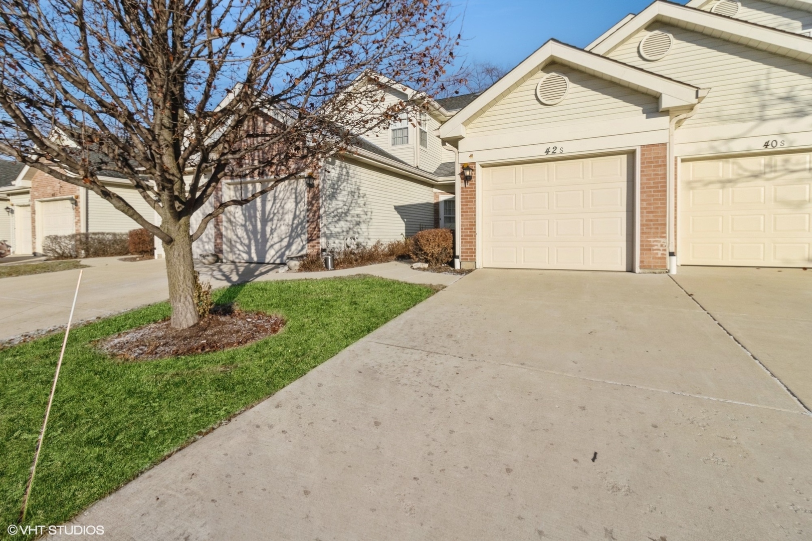 42 S Golfview Court  Glendale Heights IL 60139 photo