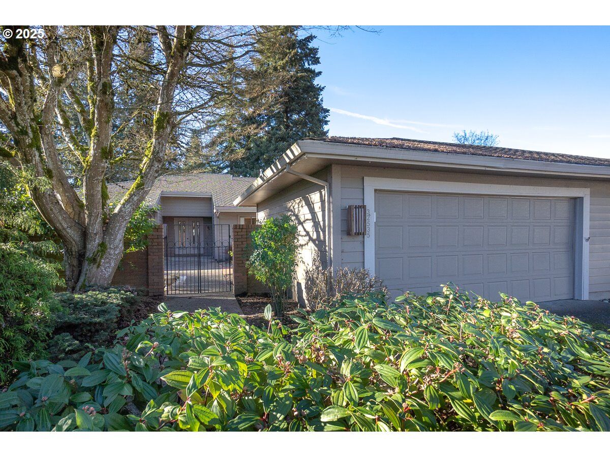 Property Photo:  32535 SW Lake Point Ct  OR 97070 