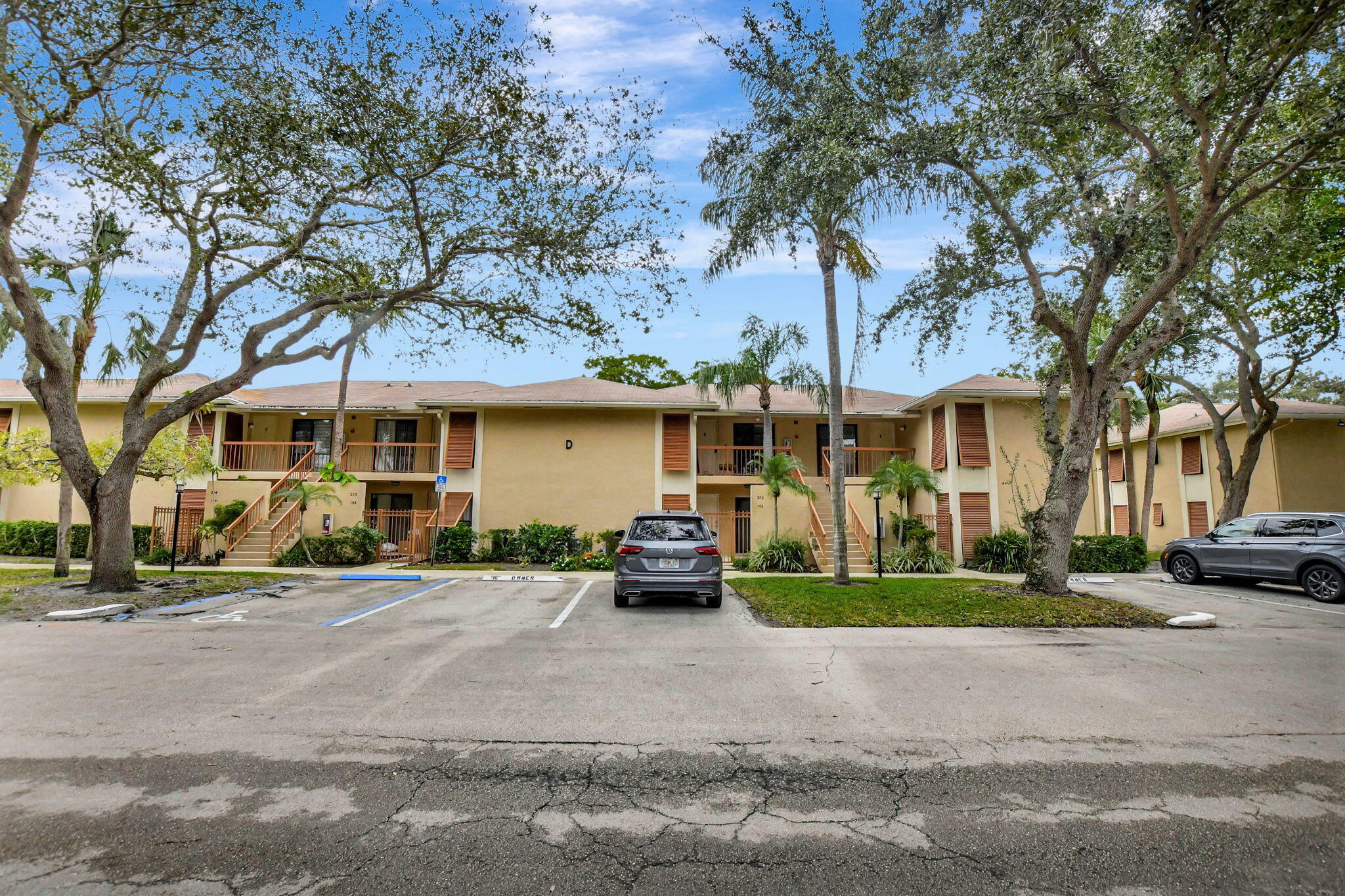 Property Photo:  3939 NE 5th Avenue D201  FL 33431 