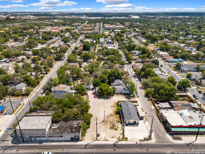 Property Photo: 920 N New Braunfels Ave TX 78202