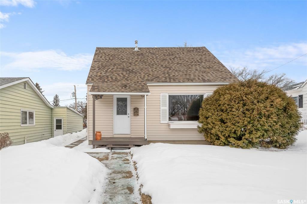 Property Photo:  1144 4th Avenue NE  SK S6H 1J3 