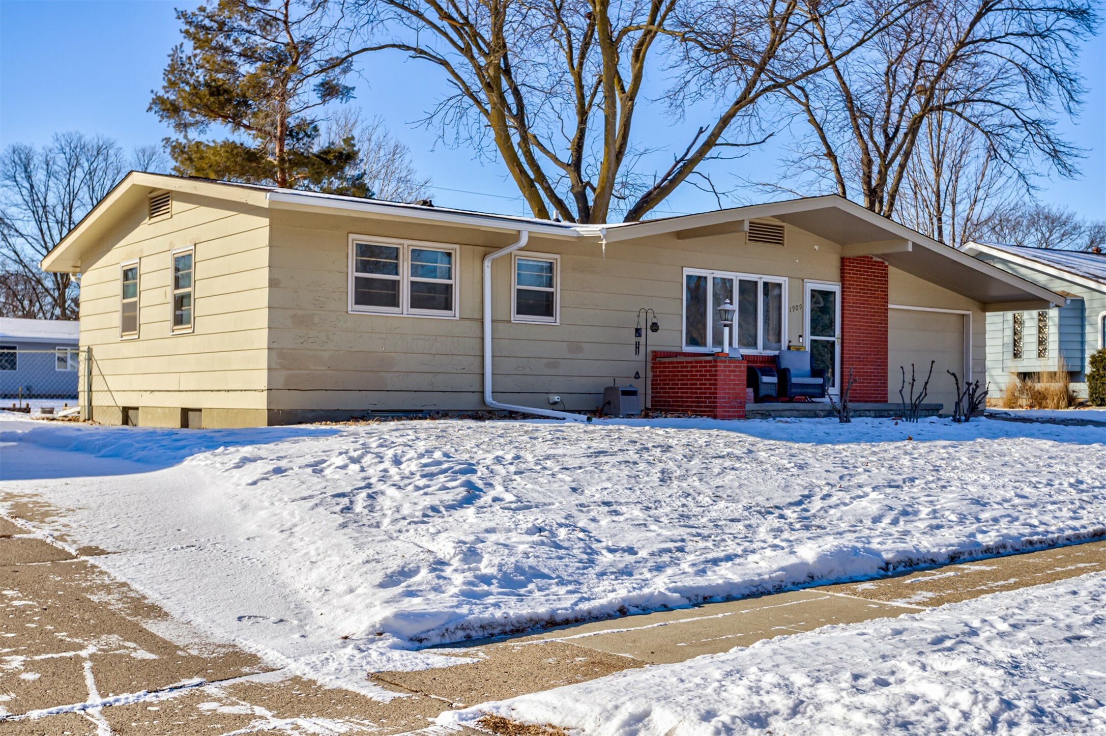 Property Photo:  1909 Roosevelt Avenue  IA 50010 