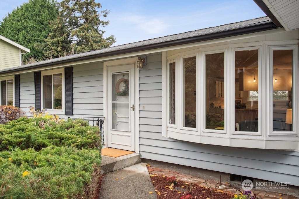 Property Photo:  2414  Jones Avenue NE  WA 98056 