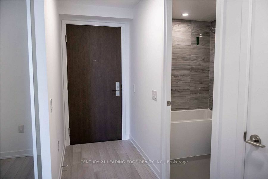 Property Photo:  39 Roehampton Ave 2210  ON M4P 1P9 