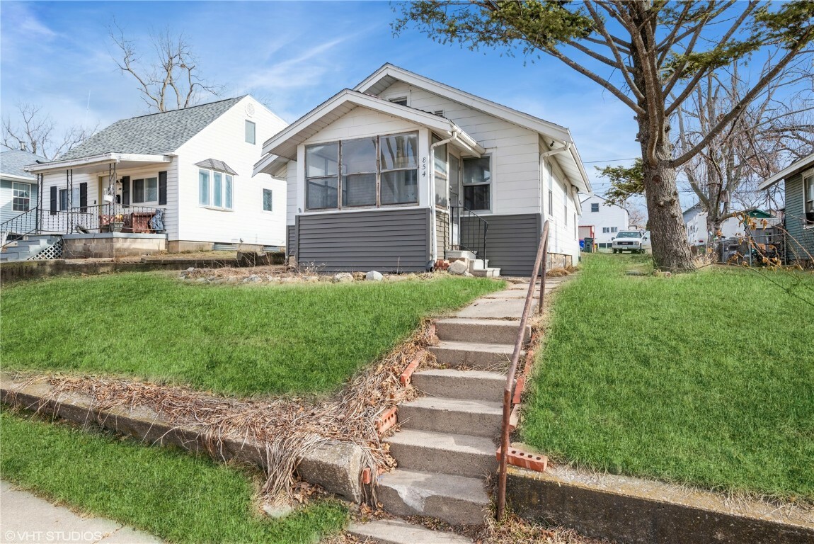 Property Photo:  854 12th Street NE  IA 52402 