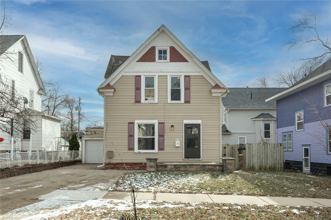 Property Photo:  1705 C Avenue NE  IA 52402 