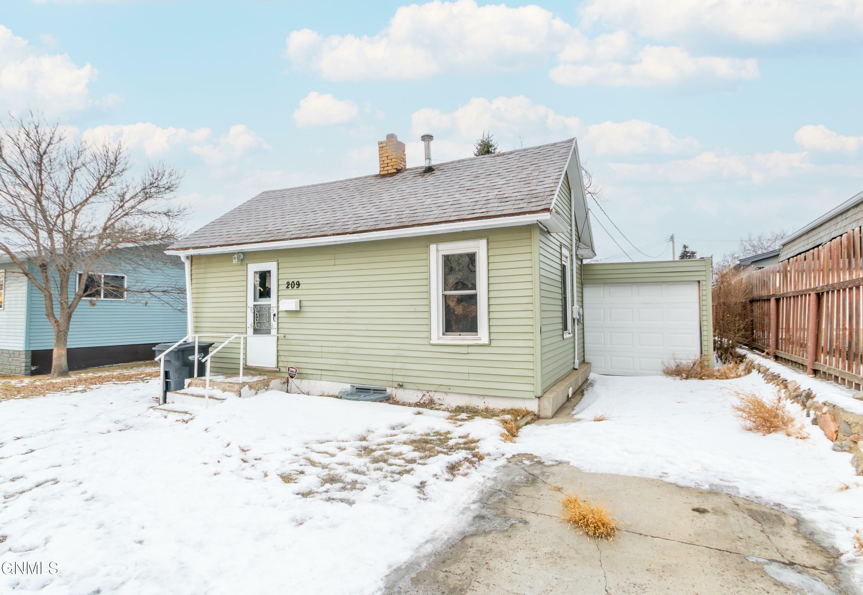 Property Photo:  209 10th Avenue NE  ND 58554 