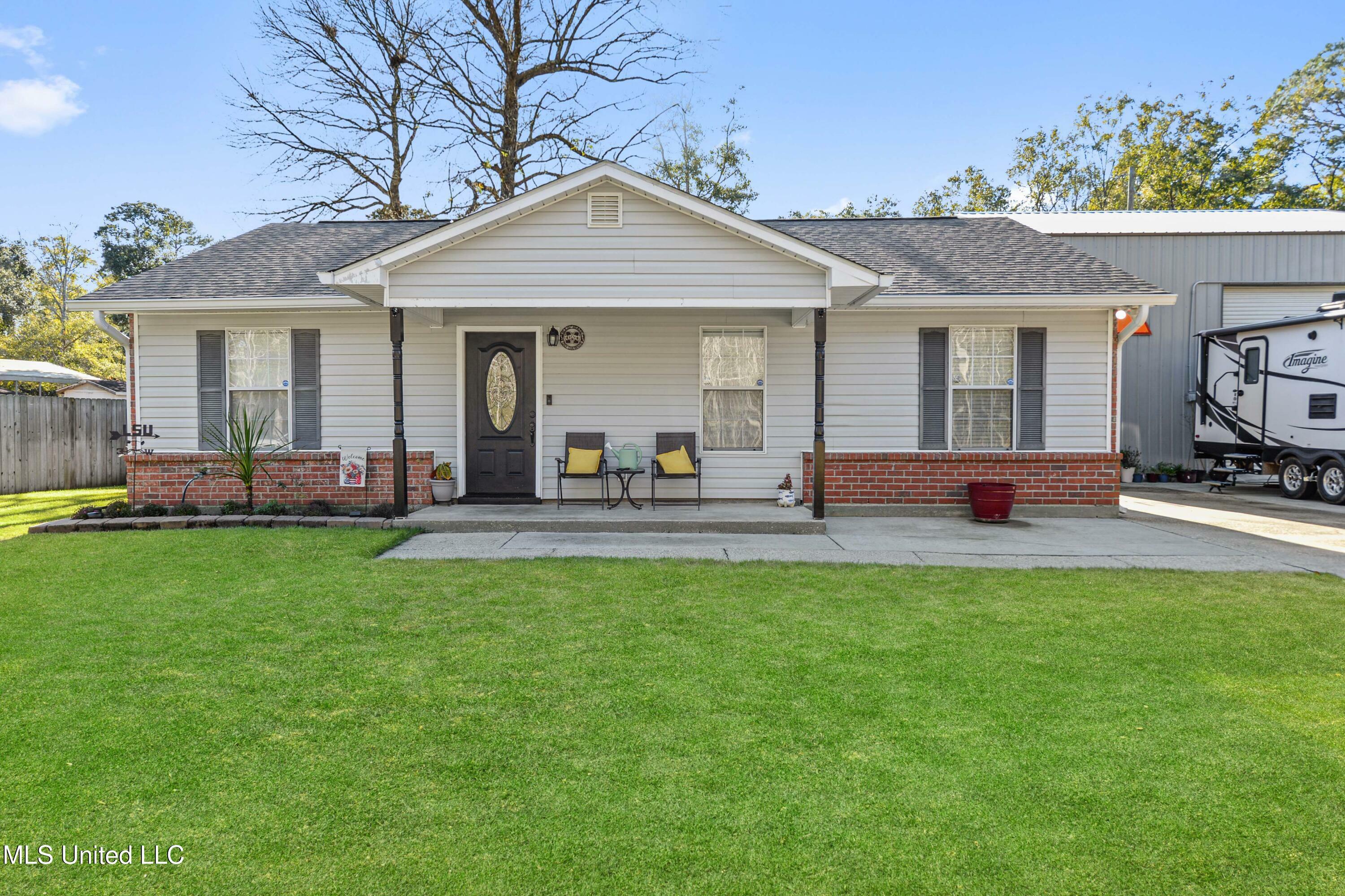 Property Photo:  821 Peach Street Street  MS 39564 