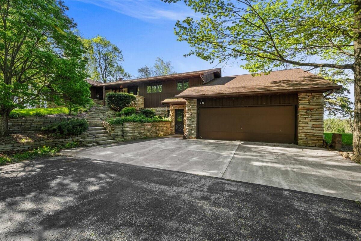 Property Photo:  N1535 Rabes Hilltop Rd  WI 53061 