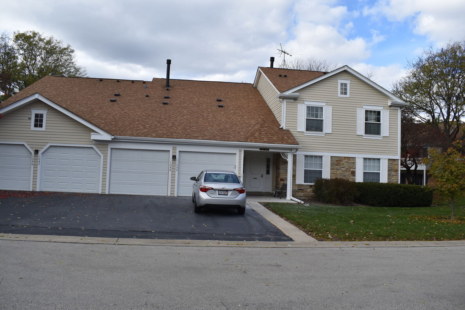 Property Photo: 1042 Auburn Lane 1042 IL 60089