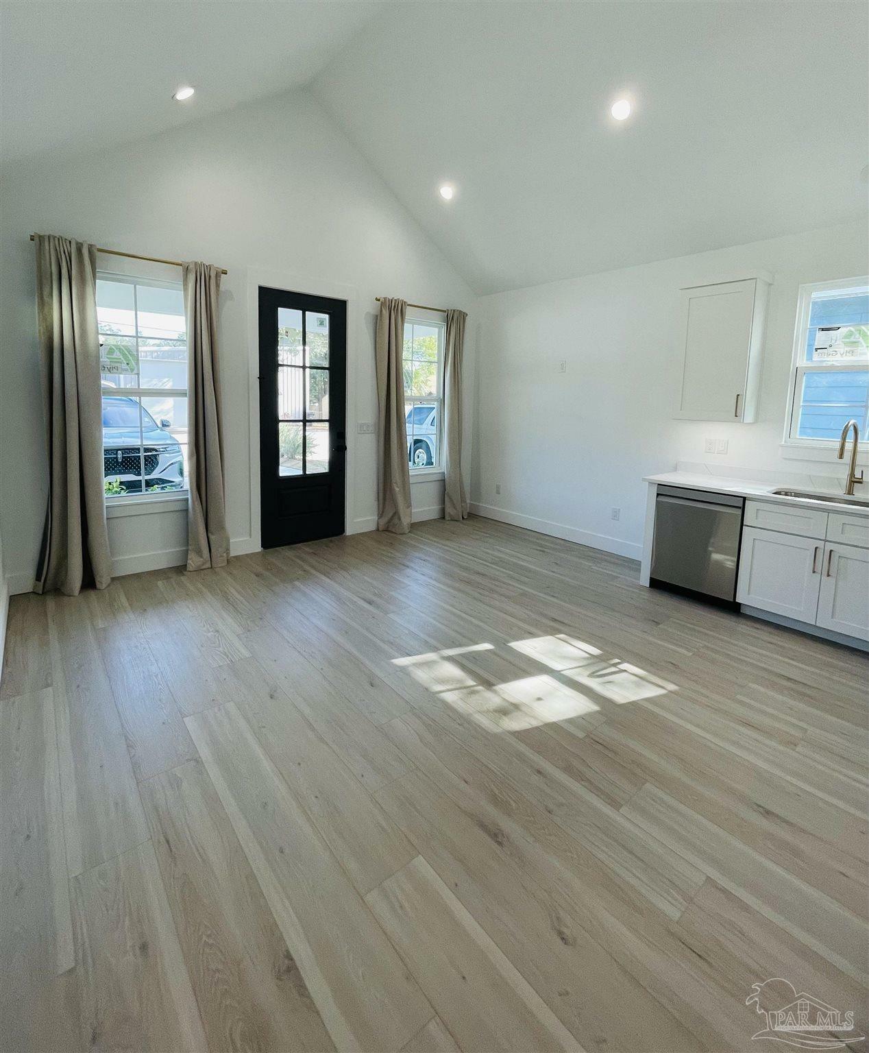 Property Photo:  615 S N St  FL 32502 