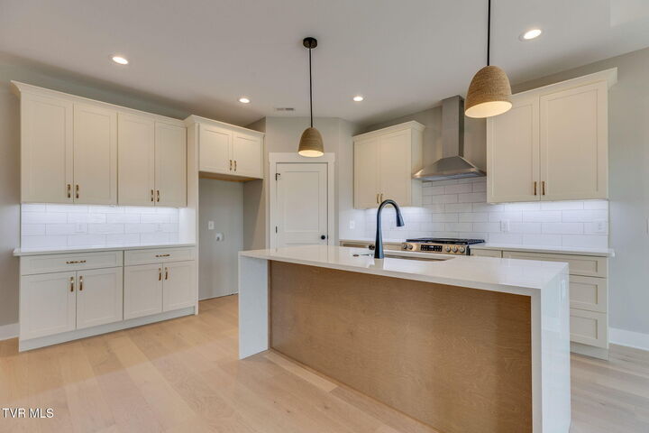 Property Photo: 212 Dry Kiln Court TN 37615
