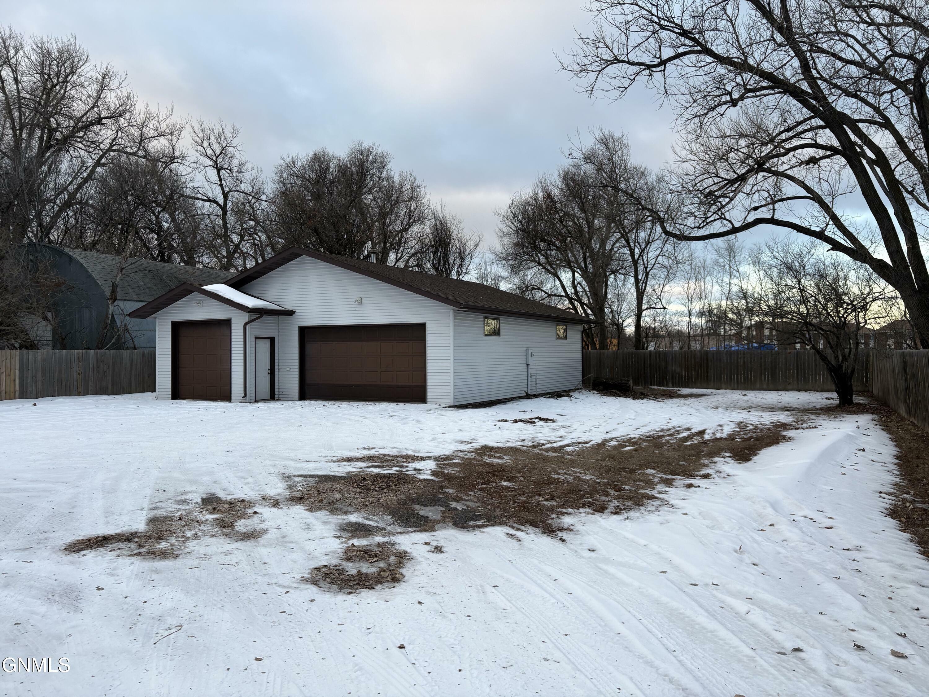 Property Photo:  121 9th Avenue SE  ND 58554 