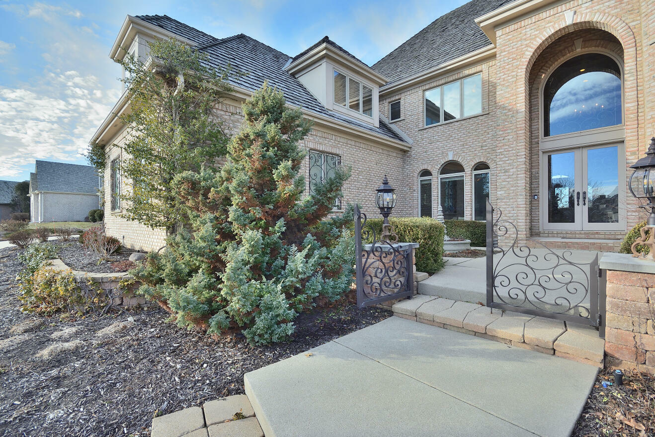 Property Photo:  915 N Evergreen Cir  WI 53029 