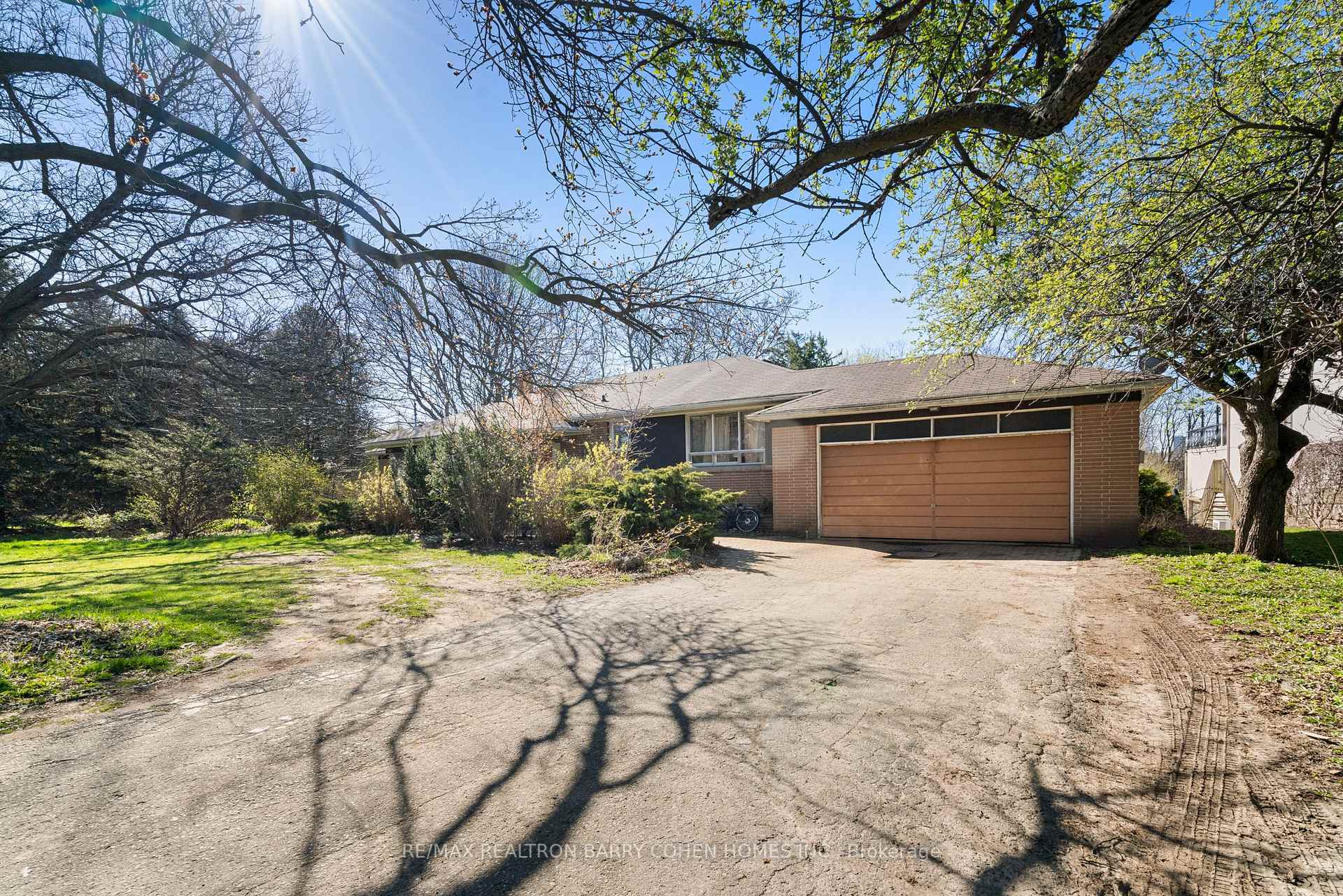 Property Photo: 6 Riverside Blvd ON L4J 1H3