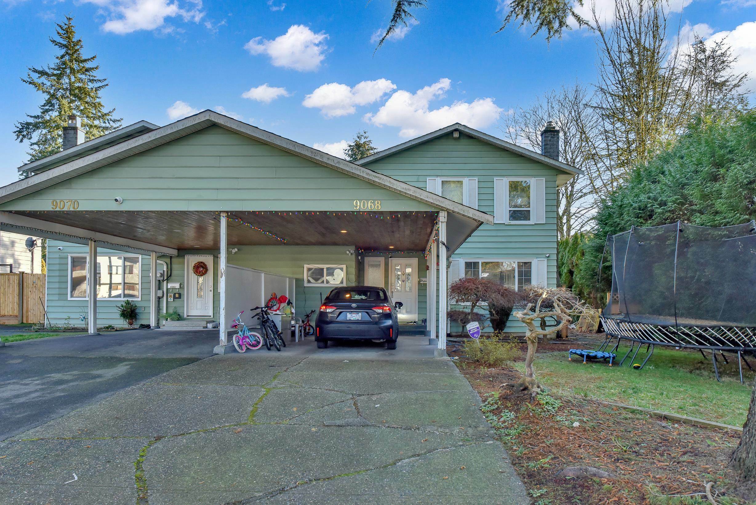 Photo de la propriété: 9068 146A Street BC V3R 6X7