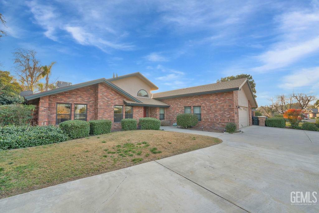 Property Photo:  7001 Eloy Avenue  CA 93308 