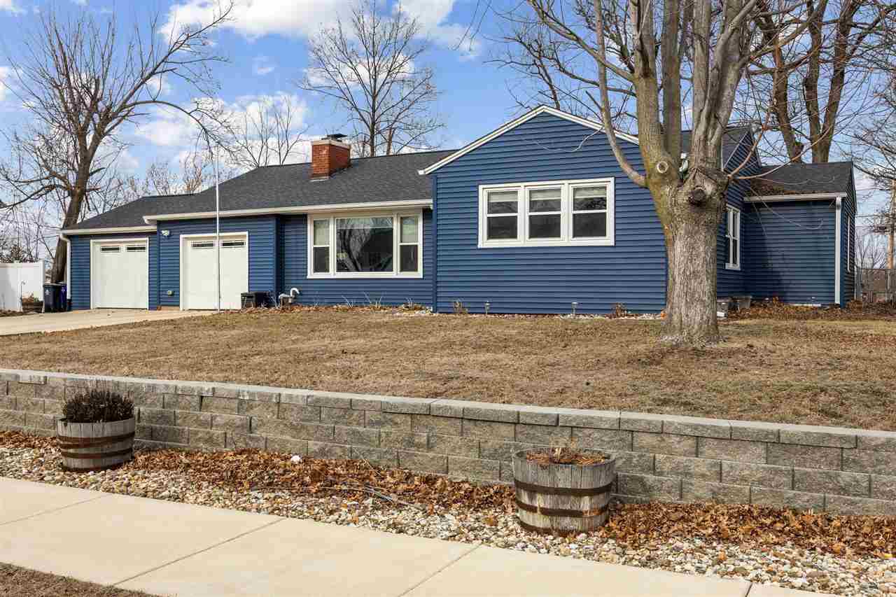 Property Photo:  630 34th St NE  IA 52402 