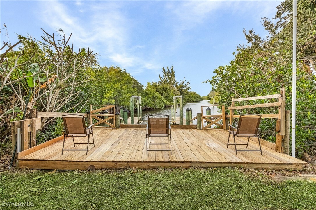 Property Photo: 2235 Santiago Avenue FL 33905