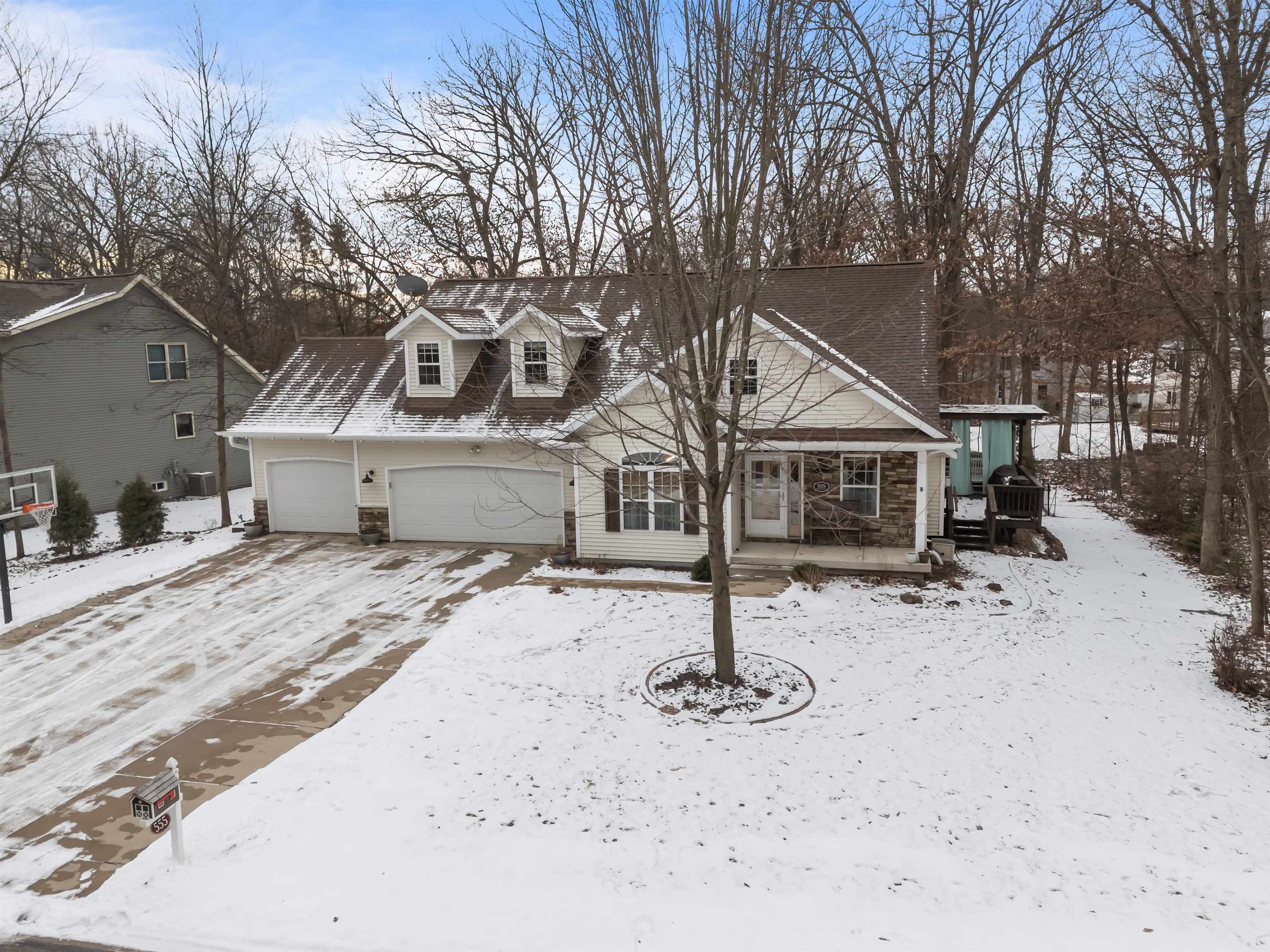 Property Photo:  555 Woodland Circle  WI 54981 