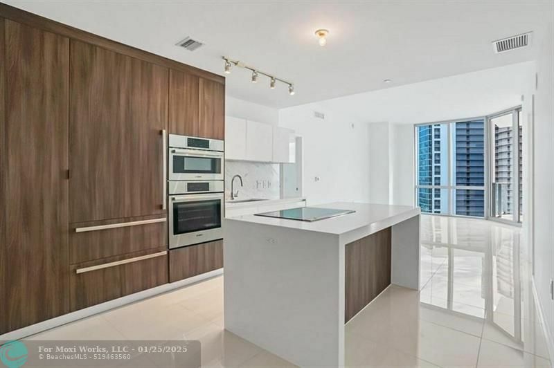 Property Photo:  851 NE 1st Ave 3207  FL 33132 