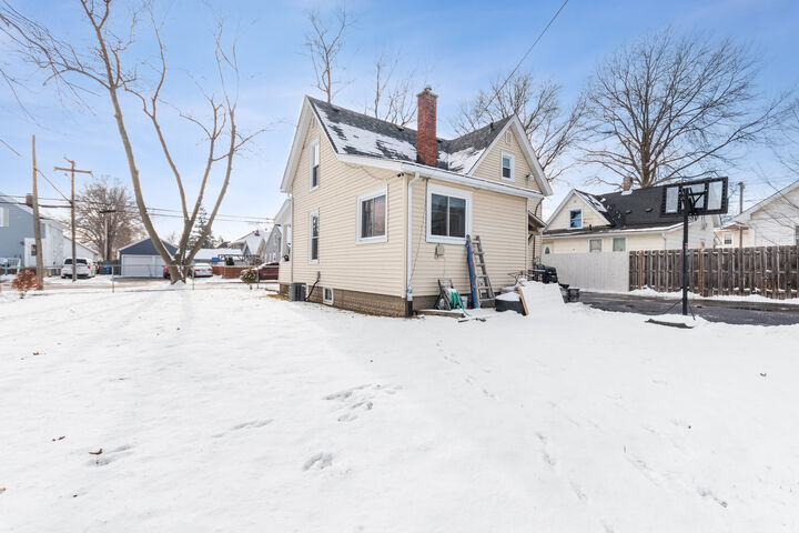 Property Photo:  552 Simms Street  IL 60505 