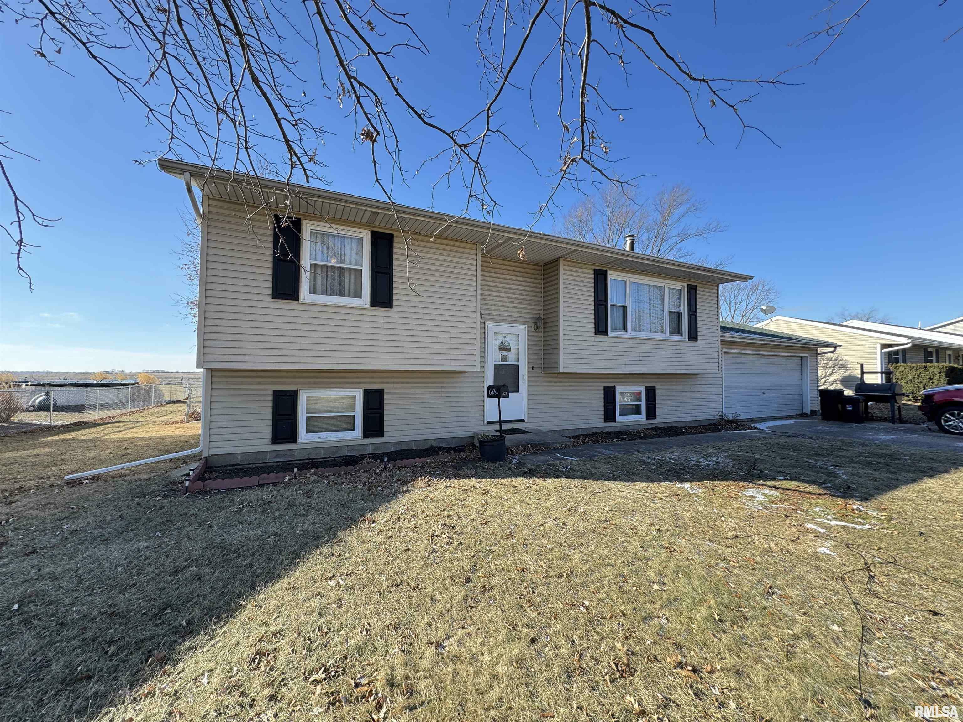 Property Photo:  303 Stockdale Lane  IL 61410 