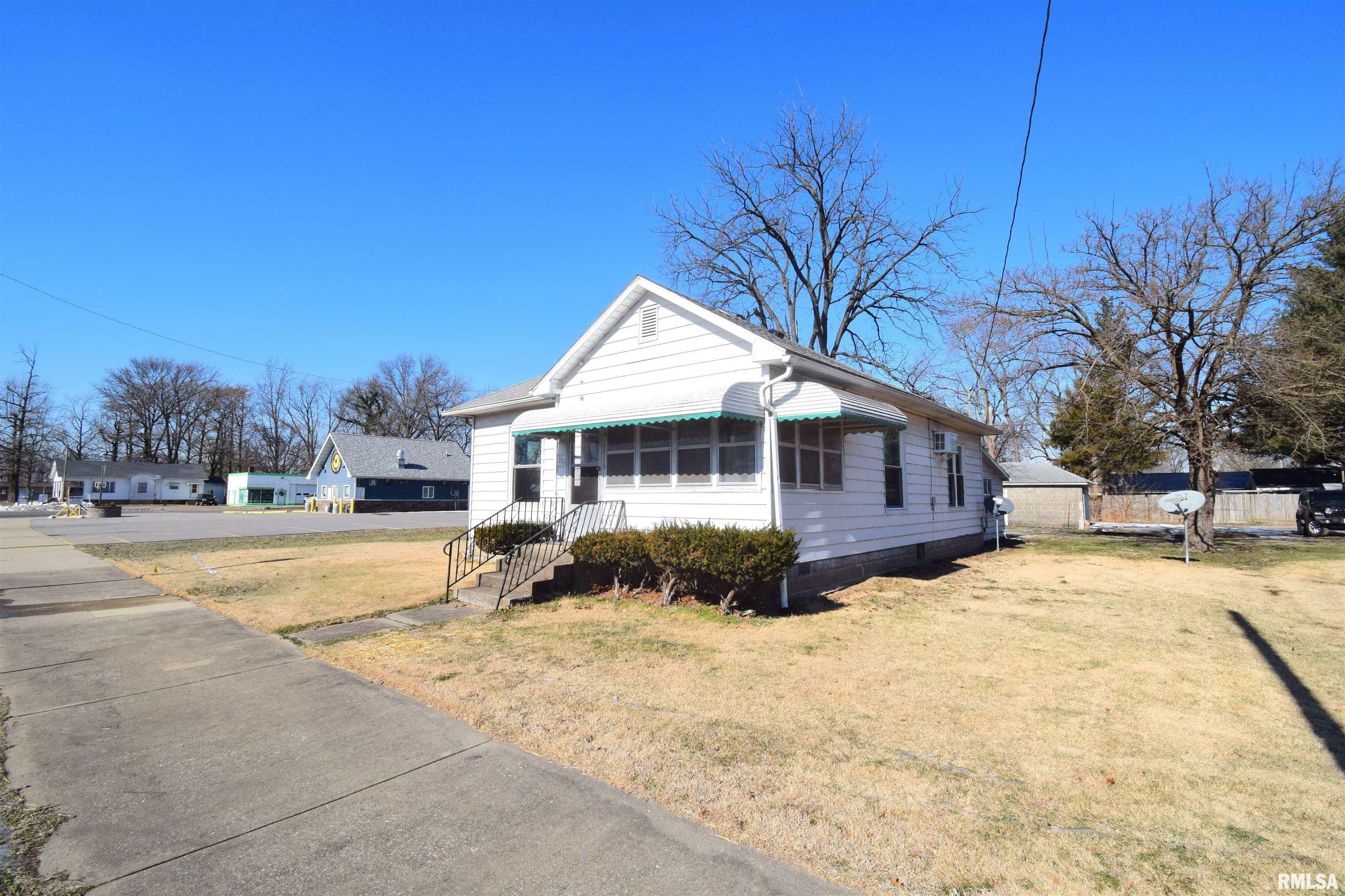 Property Photo:  306 W Franklin Avenue  IL 62884 