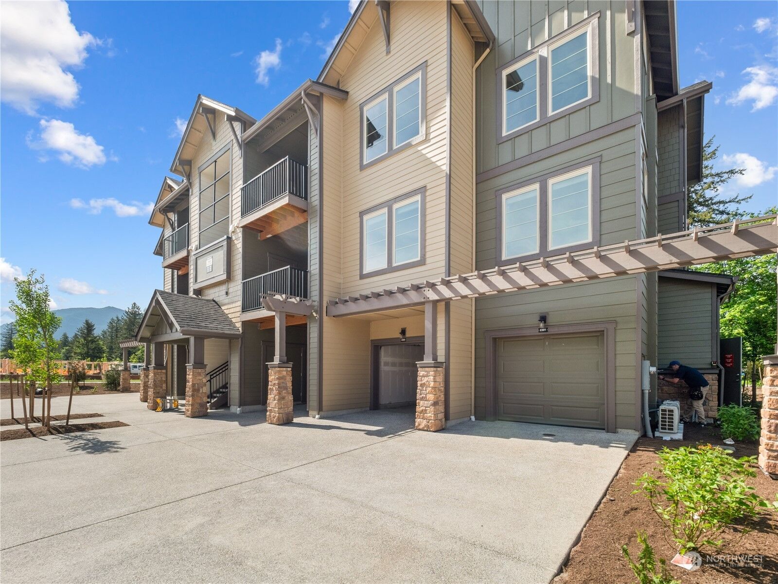 Property Photo:  1850 SE 12th Place 201  WA 98045 