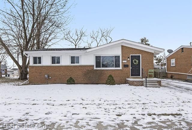 Property Photo:  21506 Lakebreeze Street  MI 48082 