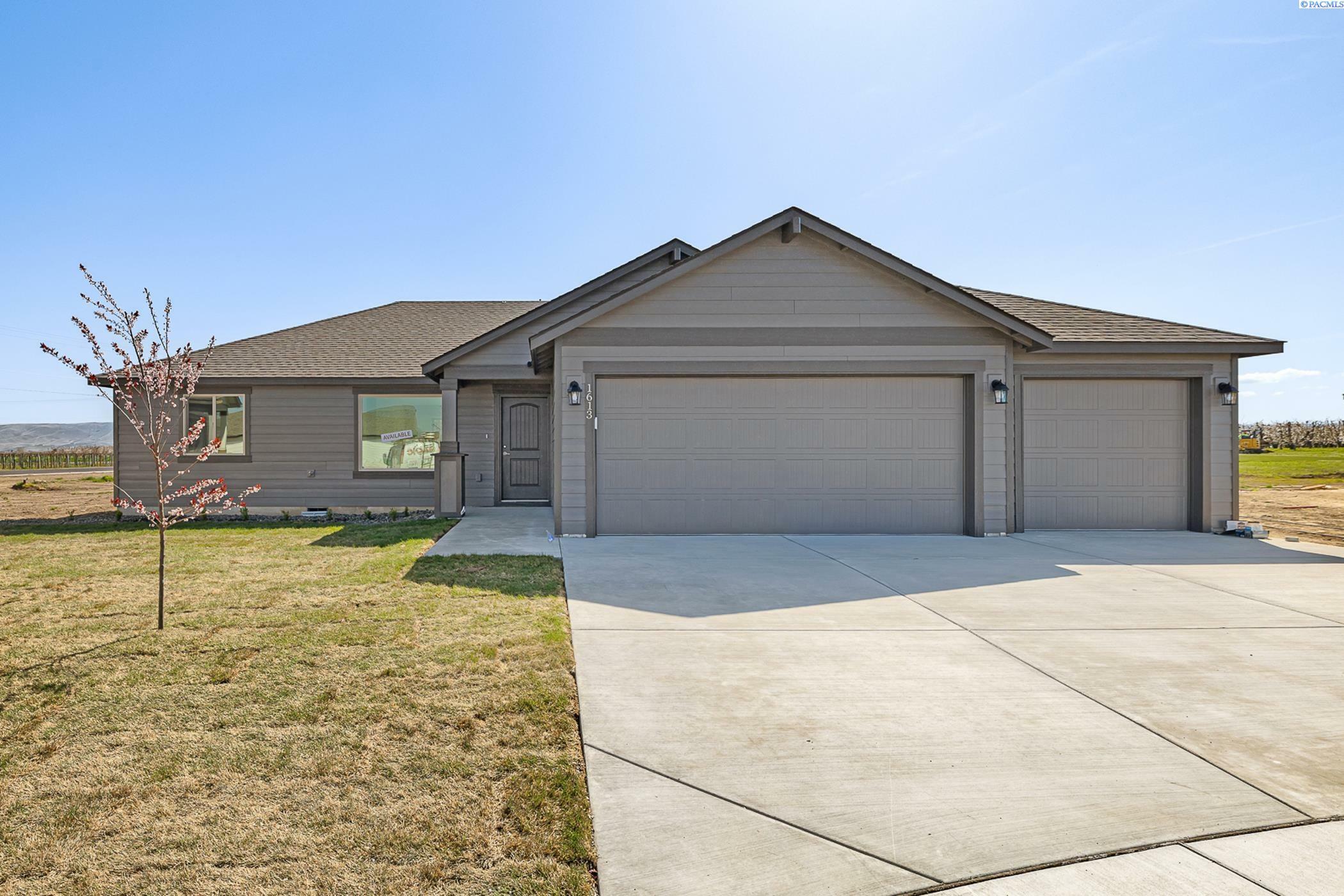 Property Photo: 1613 Diamond Ave WA 98930