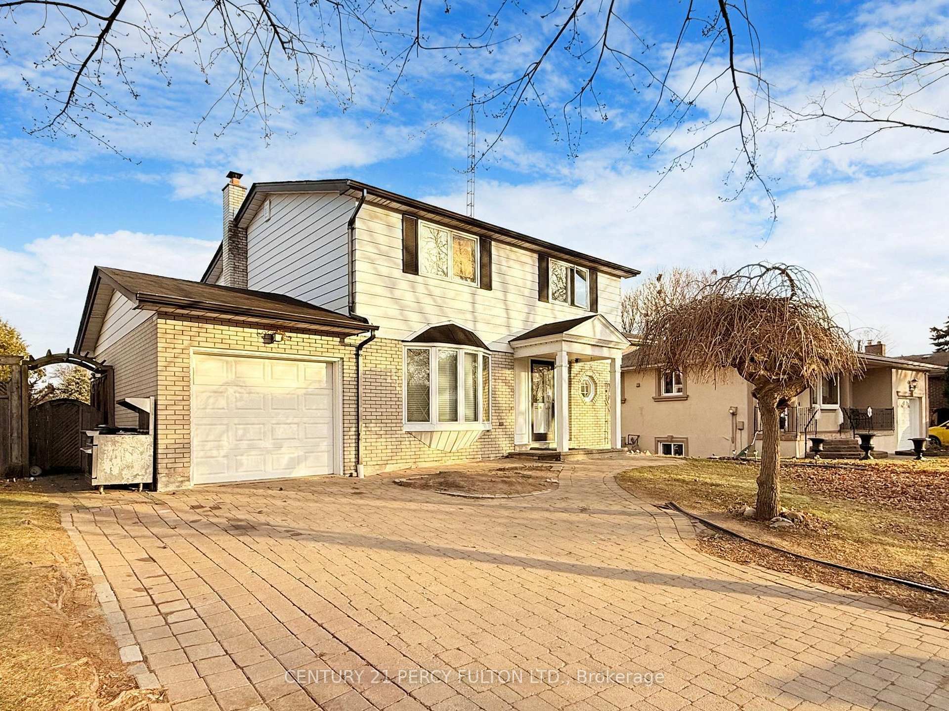 Photo de la propriété: 31 Erinlea Crescent ON M1H 2S8