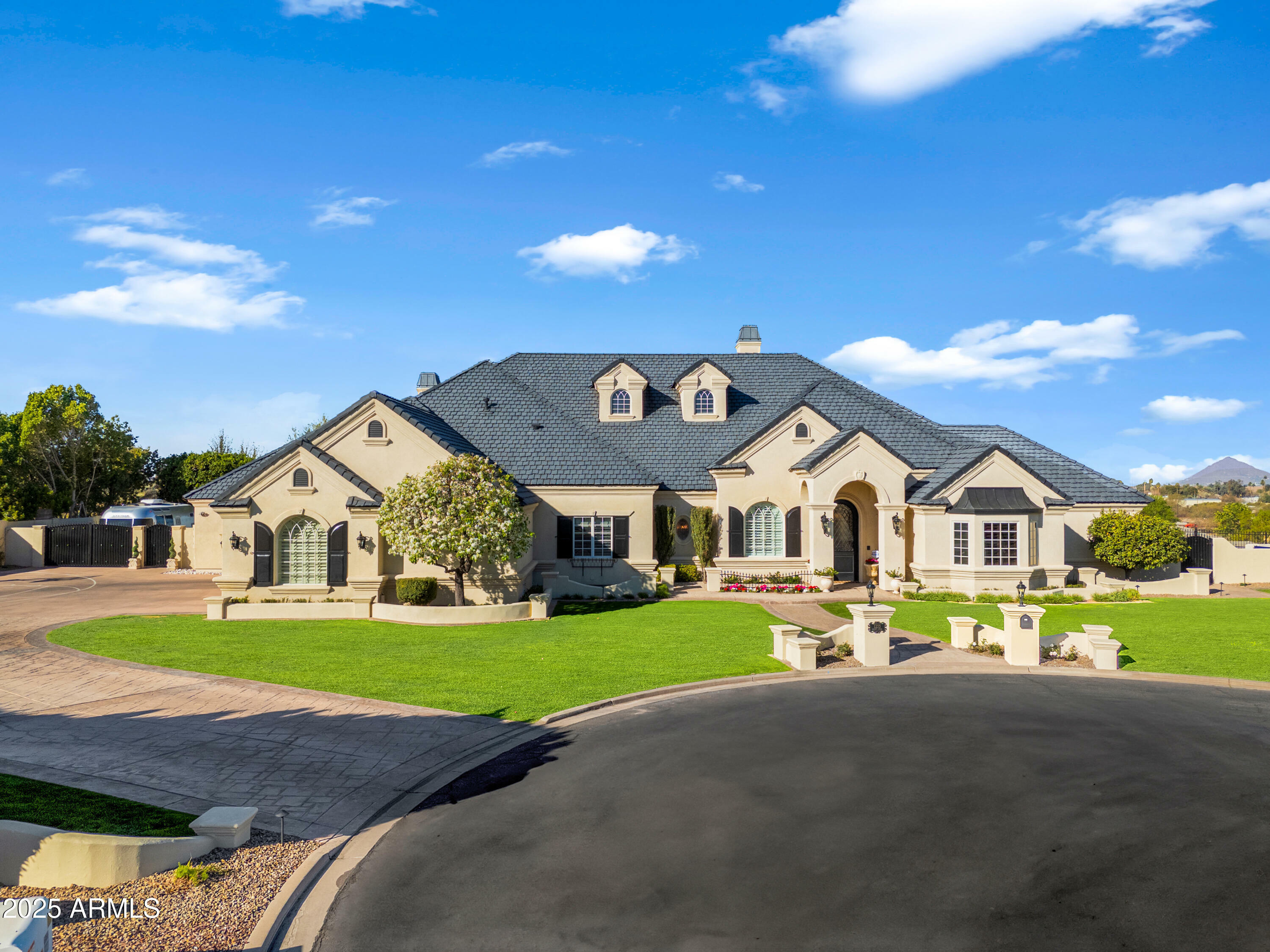 Property Photo: 1233 E Salado Circle AZ 85203