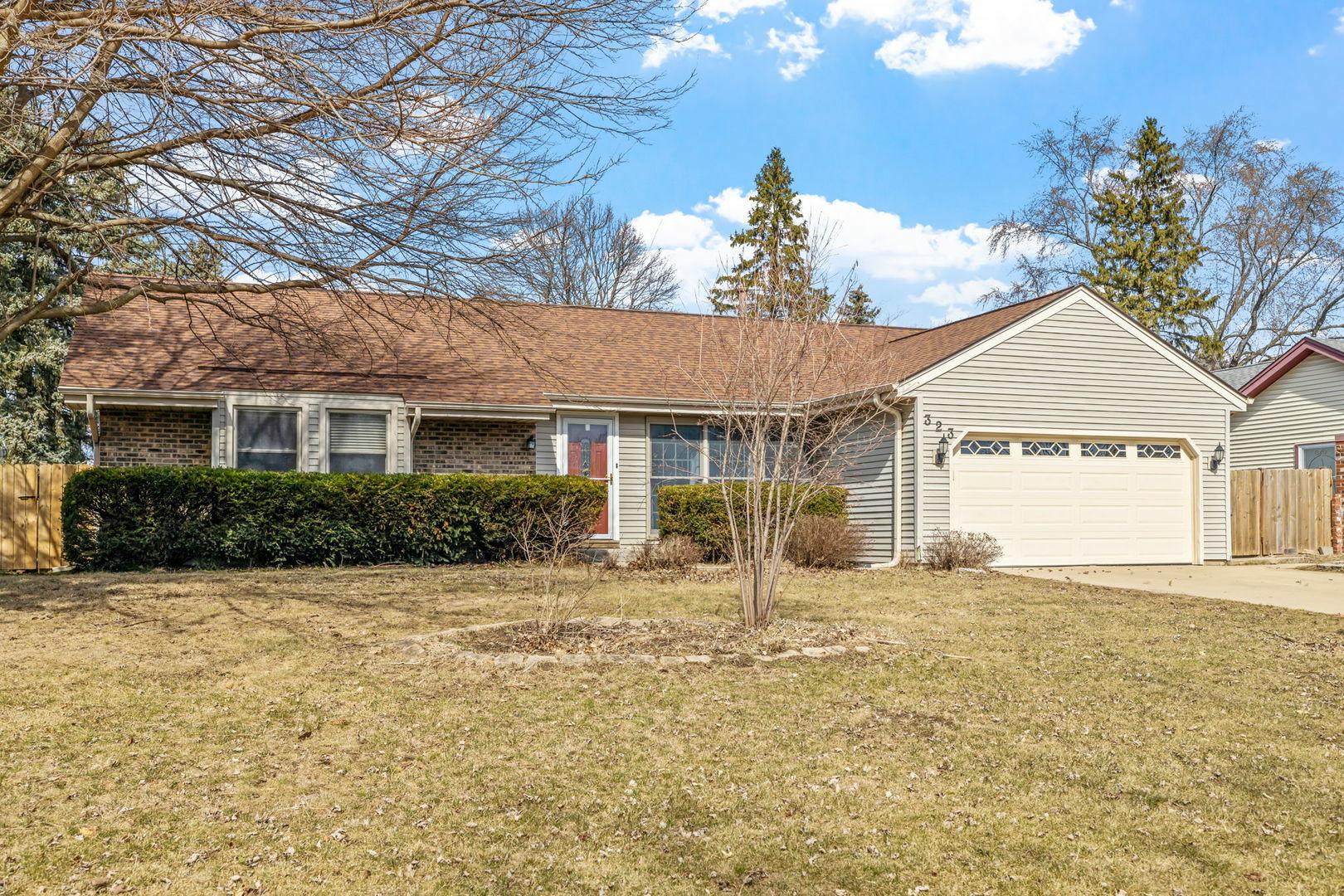 Property Photo:  323 Arapahoe Trail  IL 60188 