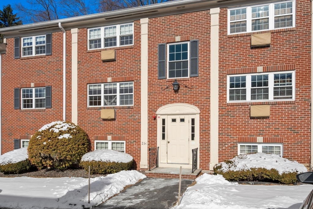 Property Photo:  25 Arlington Rd, Bldg 1 3  MA 01801 