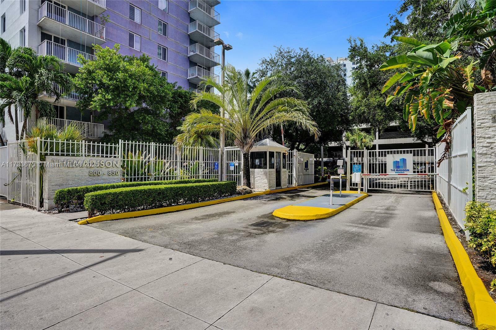 Property Photo:  850 N Miami Ave W-1810  FL 33136 