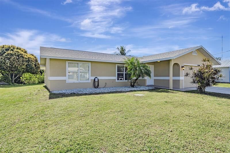 Property Photo: 2322 SE Maslan Ave FL 34952