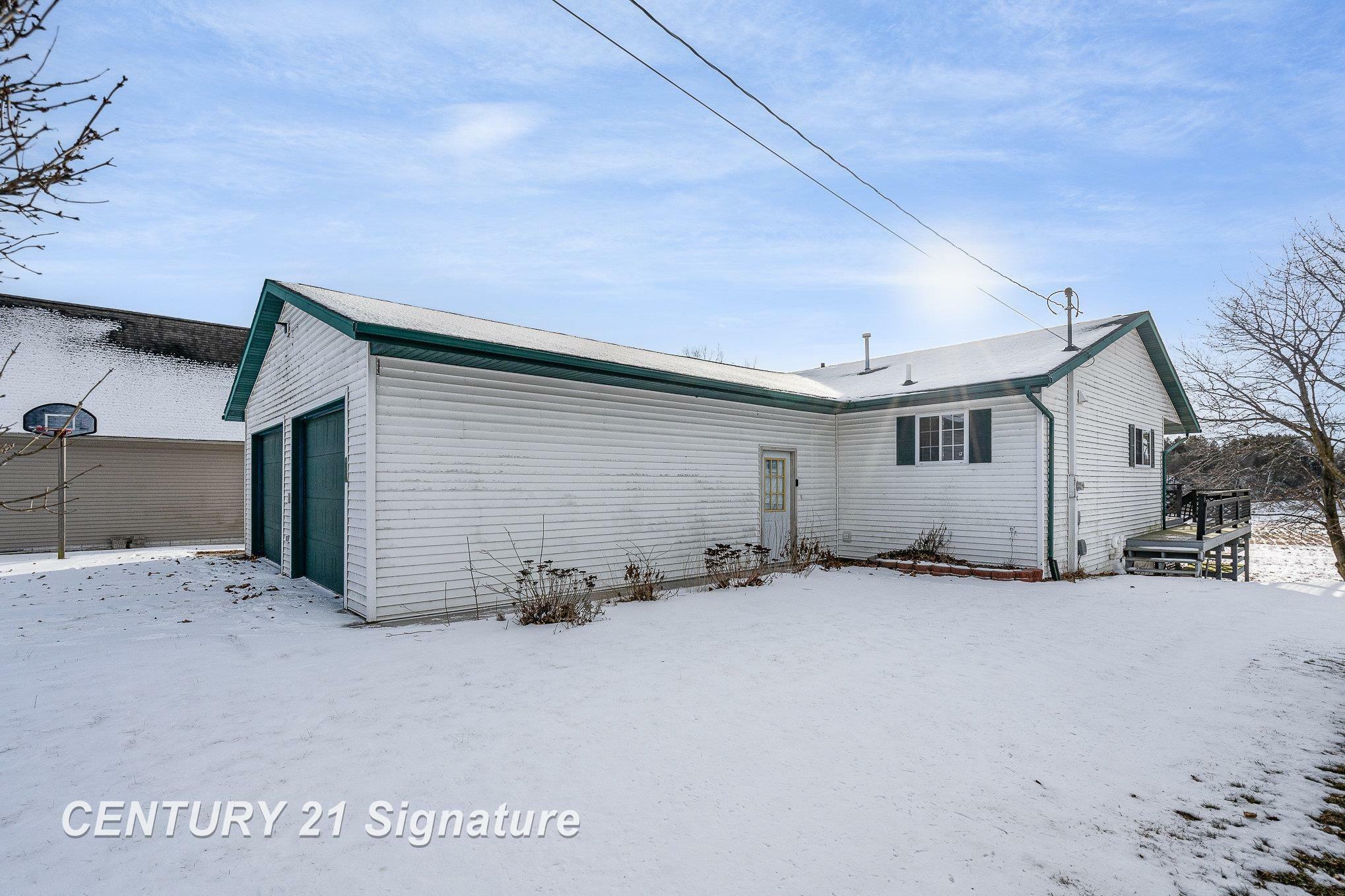 Property Photo:  4684 Benchley Drive  MI 48612 