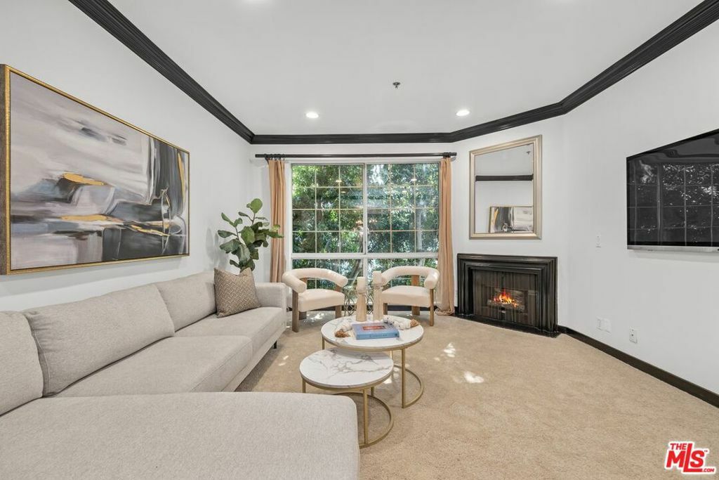 Property Photo: 585 N Rossmore Avenue 409 CA 90004