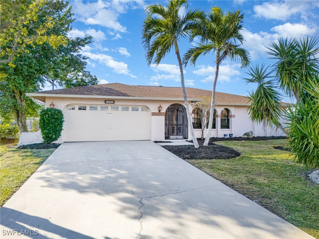 Property Photo:  1402 Vendome Court  FL 33904 
