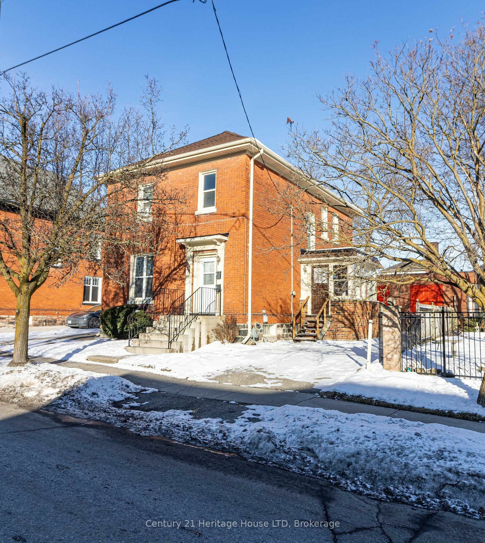 Photo de la propriété:  631 Peel St  ON N4S 1K9 