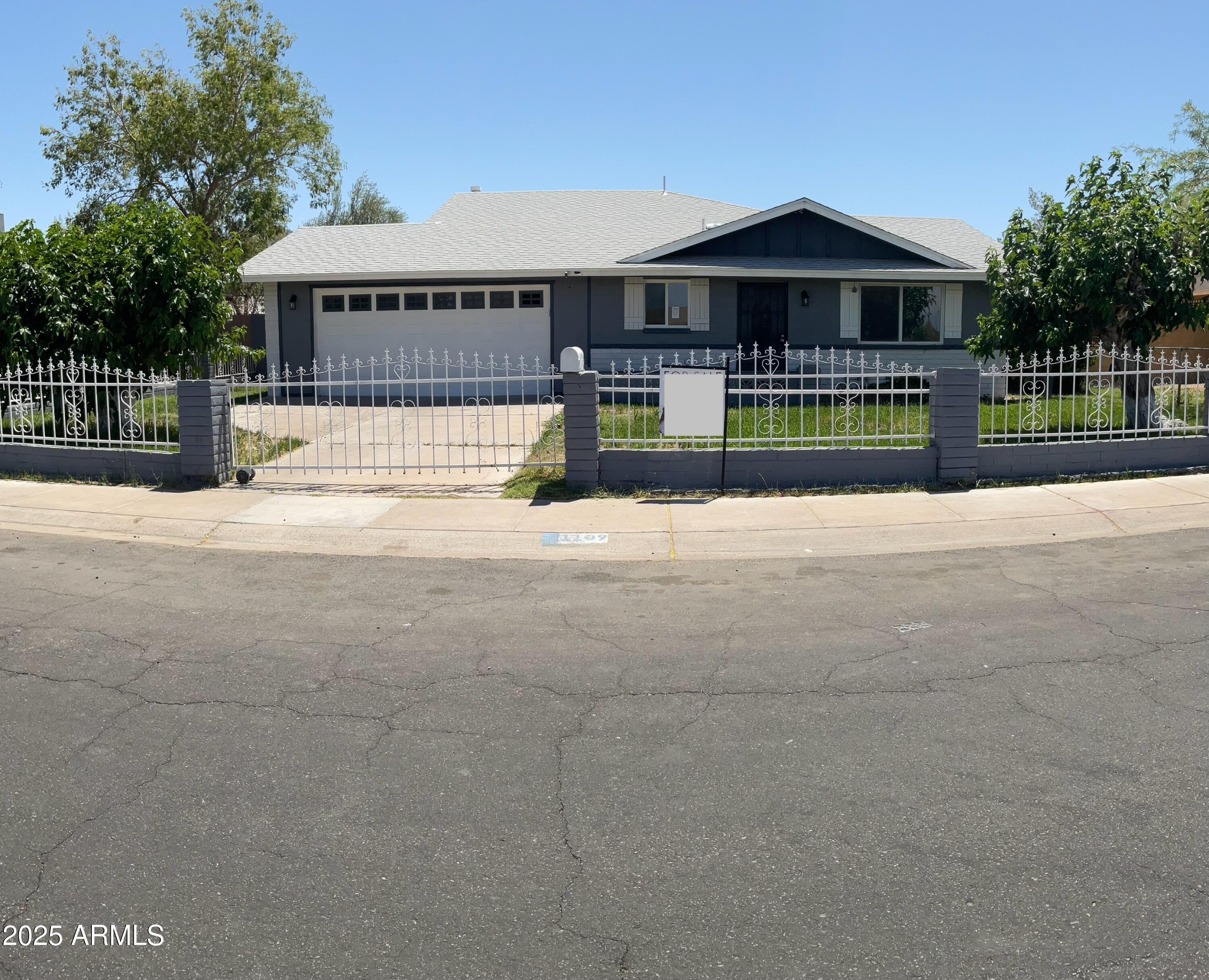Property Photo: 1109 E Caldwell Street AZ 85042